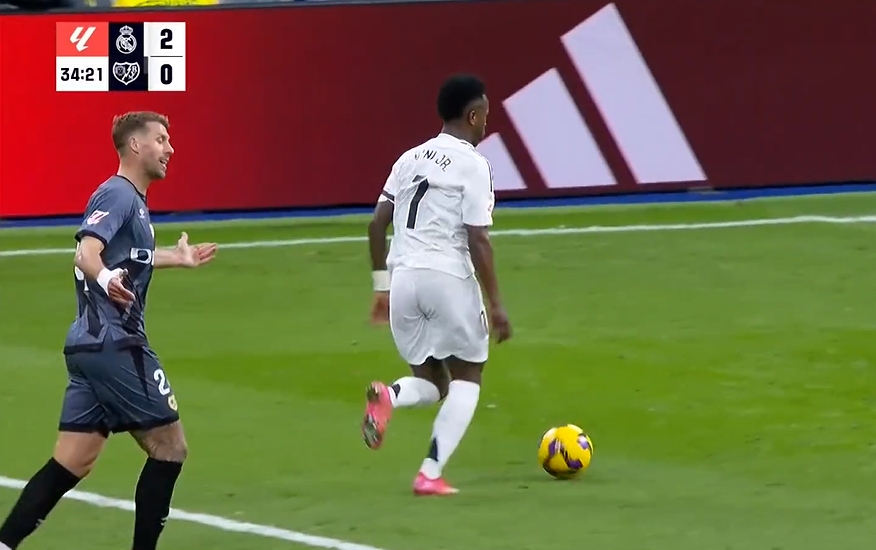 維尼修斯把對手逼成什么樣了？巴列卡諾兩人撞車，一人攤手