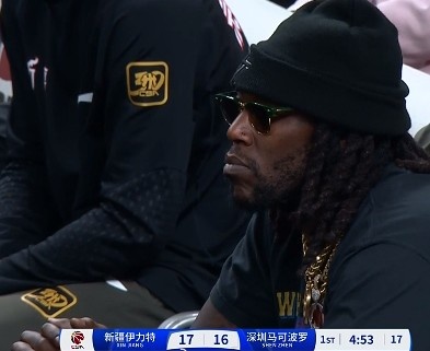 哦呦？你來了！新疆新外援哈雷爾場邊觀戰(zhàn)新疆主場vs深圳的比賽