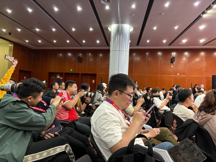 萬眾矚目！記者擠滿國足賽前新聞發(fā)布廳，賽場記者預計超300人