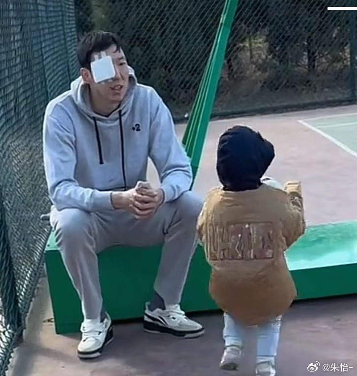 顧家好男人！記者曬出周琦手術(shù)后回歸家庭帶娃照片