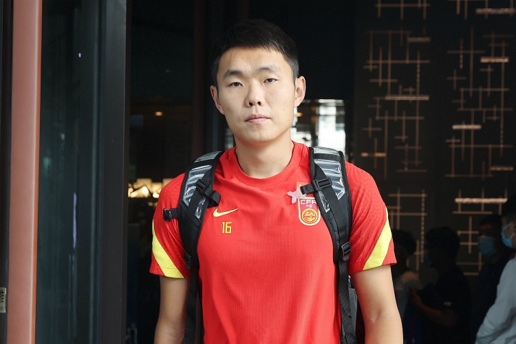媒體人：國足征召5名邊后衛(wèi)真的有必要嗎？中場堆積眾多8號位