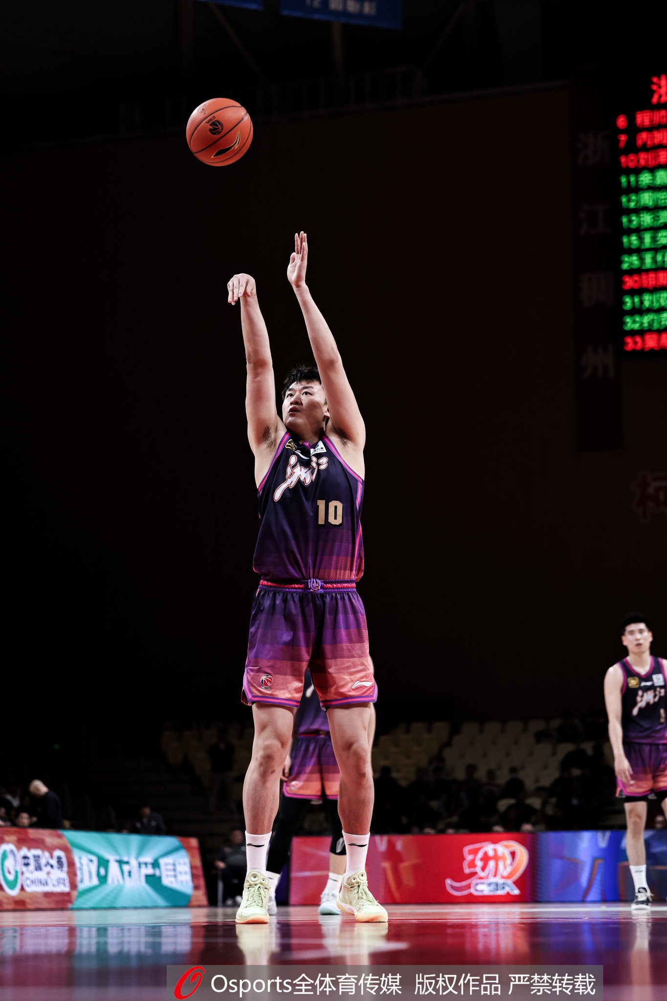 高效替補(bǔ)！劉澤一13投7中&罰球4中3得18分7板 得分并列全隊(duì)最高